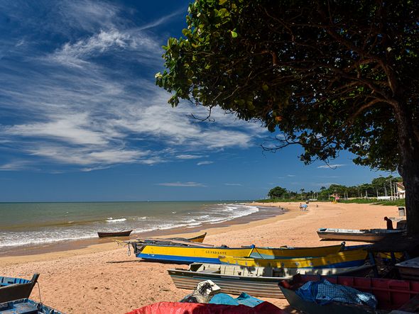 Praia de Manguinhos quase deserta  por Vitor Jubini