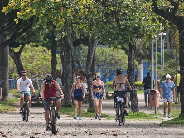 Praça dos Namorados muita gente caminhando e andando de bicicleta por Vitor Jubini