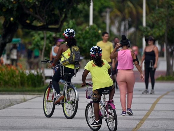  Movimento no calçadão da praia de Camburi  por Vitor Jubini