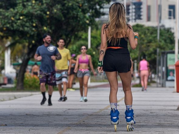  Em Camburi, algumas pessoas caminhavam no calçadão  por Vitor Jubini