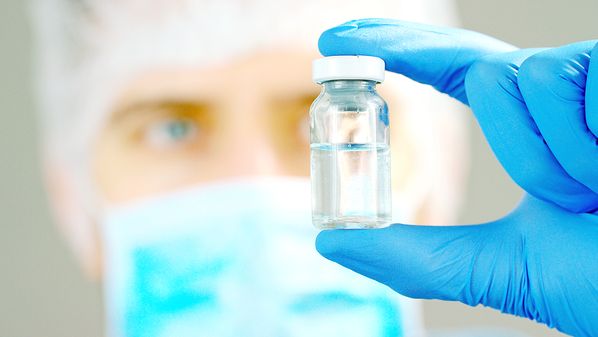 Há 54 projetos em teste no mundo para encontrar a melhor forma de prevenção da nova doença, mas a fórmula de imunização ainda não foi encontrada pelos cientistas
