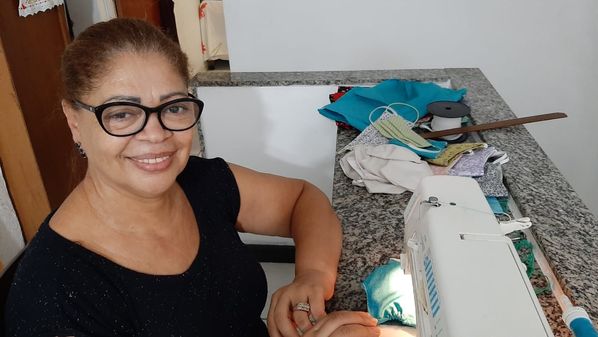 Várias profissionais que perderam clientela neste período de queda nas vendas estão conseguindo sobreviver com a produção de máscaras reutilizáveis