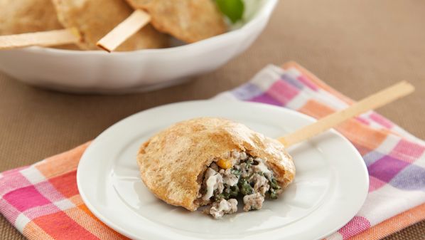 Receita leva carne moída, espinafre, milho e temperos para o recheio, rendendo em média 14 unidades. O tempo de forno é aproximadamente 30 minutos