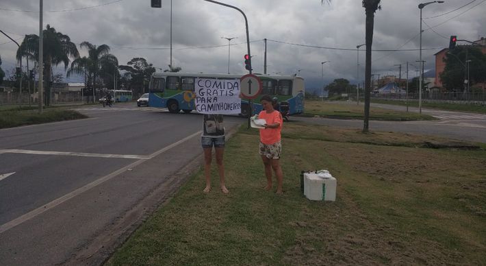 Mesmo sem poder trabalhar, Andreia Daniella Cruz tem cozinhado e ajudado motoristas na BR 101; conheça a história e os desdobramentos por trás dessa atitude solidária