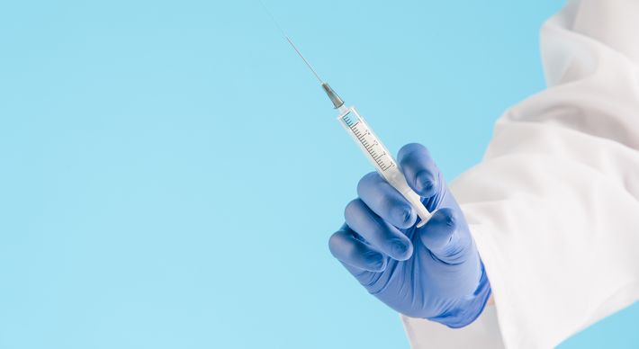 Caso a vacina desenvolvida pela Universidade de Oxford, da Inglaterra, seja aprovada, o Brasil poderá ter 30 milhões de doses disponíveis até janeiro de 2021