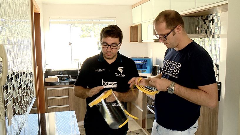Professore produzem em casa máscaras em impressora 3D para doação no ES