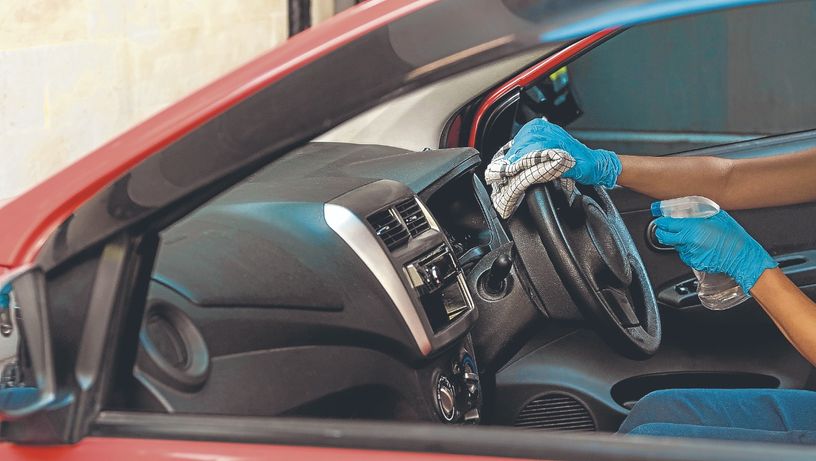 Use álcool isopropílico 70% ou multiuso APC para higienizar volantes e maçanetas internas