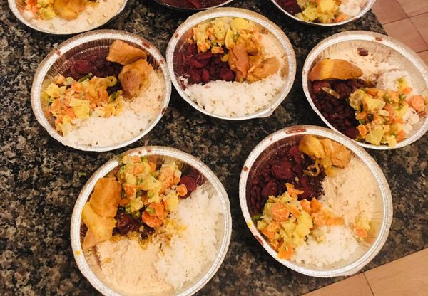 Cardápio dessa sexta-feira (3): carne de porco, feijão com linguiça, arroz, farofa de cebola tostada e salada de legumes. Crédito: Acervo pessoal