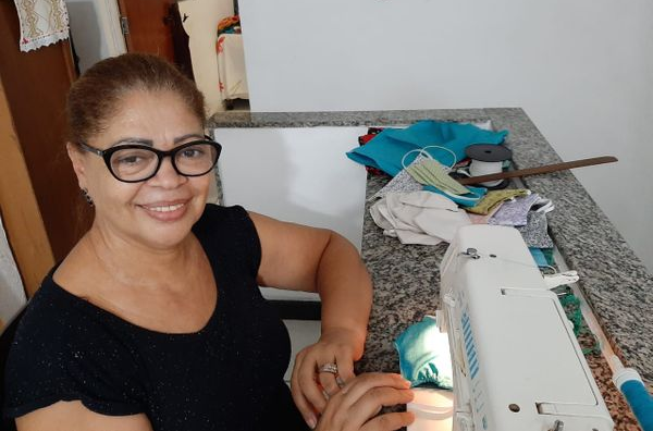 Maria das Graças Romeiro tem 65 anos e começou a produzir máscaras de pano. Crédito: Aline Juliana Romeiro