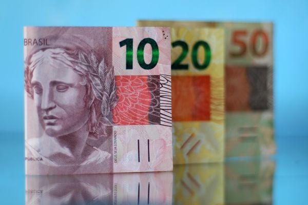 Cédulas de dez, vinte e cinquenta reais.