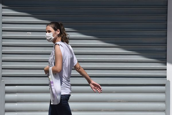 Data: 03/04/2020 - ES - Serra - Pandemia coronav?rus - Movimento na avenida Central em Laranjeiras - Editoria: Cidades - Foto: Vitor Jubini 