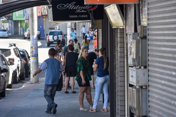 Movimento na avenida Central em Laranjeiras  por Vitor Jubini