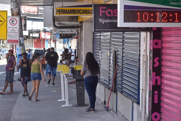 Movimento na avenida Central em Laranjeiras - Editoria por Vitor Jubini