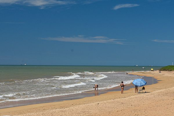 Alguns banhista na praia de Manguinhos por Vitor Jubini