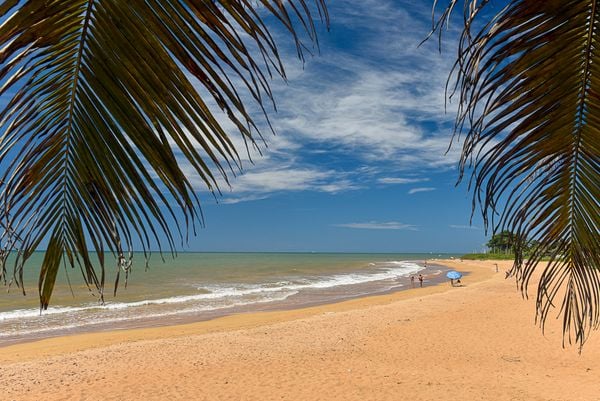 Alguns banhista na praia de Manguinhos por Vitor Jubini