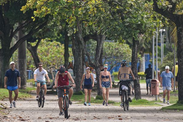Praça dos Namorados muita gente caminhando e andando de bicicleta por Vitor Jubini