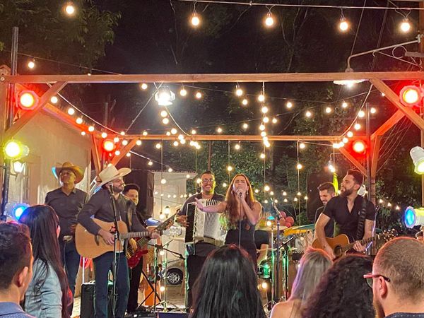 Marcelo e Ryan dividem o palco com a atriz Deborah Secco, em gravação da novela 