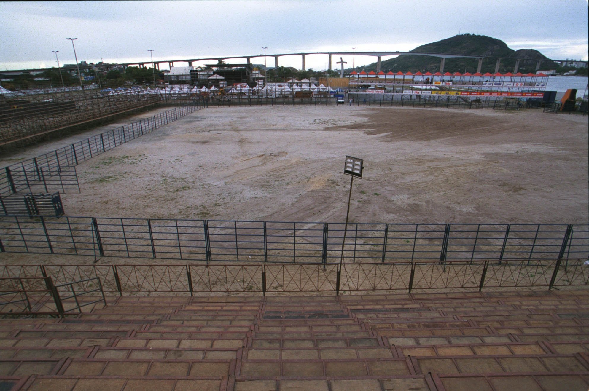 Montagem da arena para disputa do Rodeio Champion, Praça do Papa, Praia do Suá, Vitória. Data: 23/07/2003 Foto: Chico Guedes Neg.: 60.998