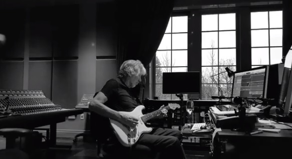 O cantor Roger Waters apresentando o cover da canção 