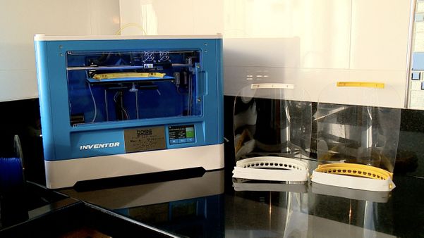 Professore produzem em casa máscaras em impressora 3D para doação no ES