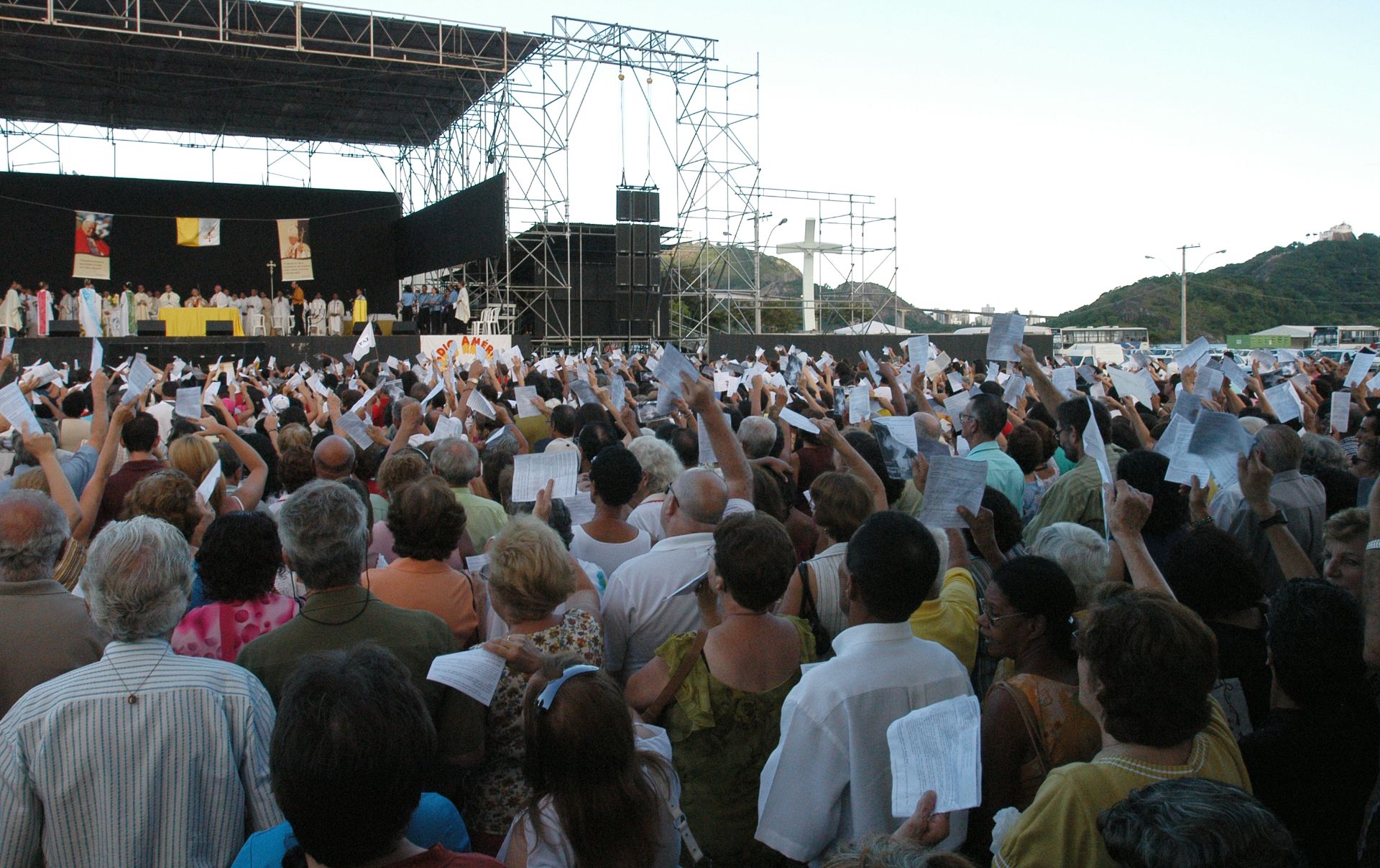 10/04/2005 - ES - Vitória -  Missa em homenagem ao Papa, celebrada pelo arcebispo Dom Luiz Mancilha Vilela, na praça do Papa  - Editoria: Mundo - Foto: 