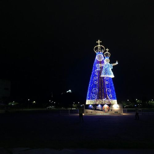 São 120 mil lâmpadas cobrindo a estátua de 15 metros de altura que foram acesas neste sábado (04)