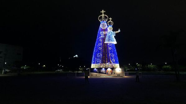São 120 mil lâmpadas cobrindo a estátua de 15 metros de altura que foram acesas neste sábado (04)