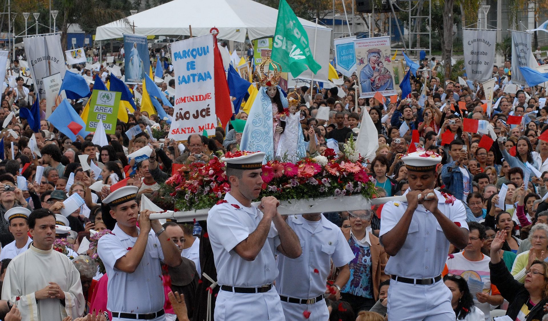 Data: 23/08/2009 - Imagem de Nossa Senhora da Penha, conduzida pelos marinheiros, I Sínodo Arquidiocesano da Arquidiocese de Vitória, na Praça do Papa 