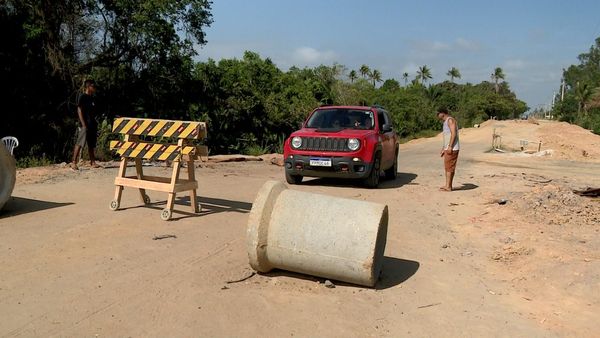 Manilhas de concreto também fazem barreira para carros na estrada