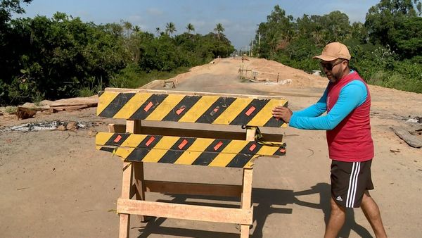 Moradores se revezam para orientar motoristas em Itaúnas, ES