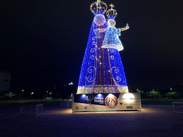 Nossa Senhora da Penha iluminada na Praça do Papa, em Vitória  por Diony Silva/TV Gazeta