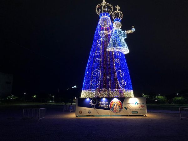 Nossa Senhora da Penha iluminada na Praça do Papa, em Vitória  por Diony Silva/TV Gazeta