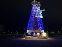 Nossa Senhora da Penha iluminada na Praça do Papa, em Vitória (Diony Silva/TV Gazeta)