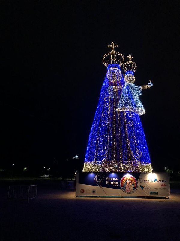 Nossa Senhora da Penha iluminada na Praça do Papa, em Vitória  por Diony Silva/TV Gazeta