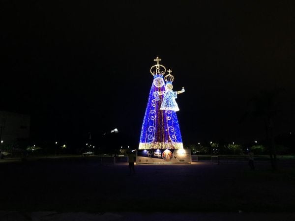 Nossa Senhora da Penha iluminada na Praça do Papa, em Vitória 