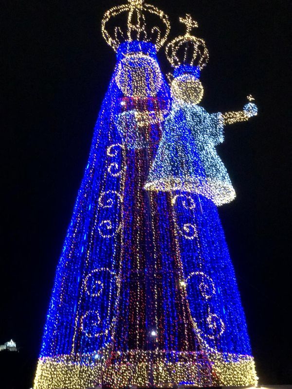 Nossa Senhora da Penha iluminada na Praça do Papa, em Vitória  por Diony Silva/TV Gazeta