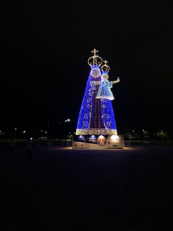 Nossa Senhora da Penha iluminada na Praça do Papa, em Vitória  por Diony Silva/TV Gazeta