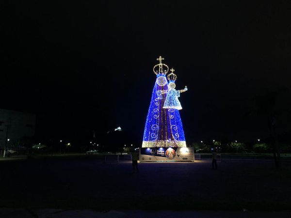 Nossa Senhora da Penha iluminada na Praça do Papa, em Vitória  por Diony Silva/TV Gazeta