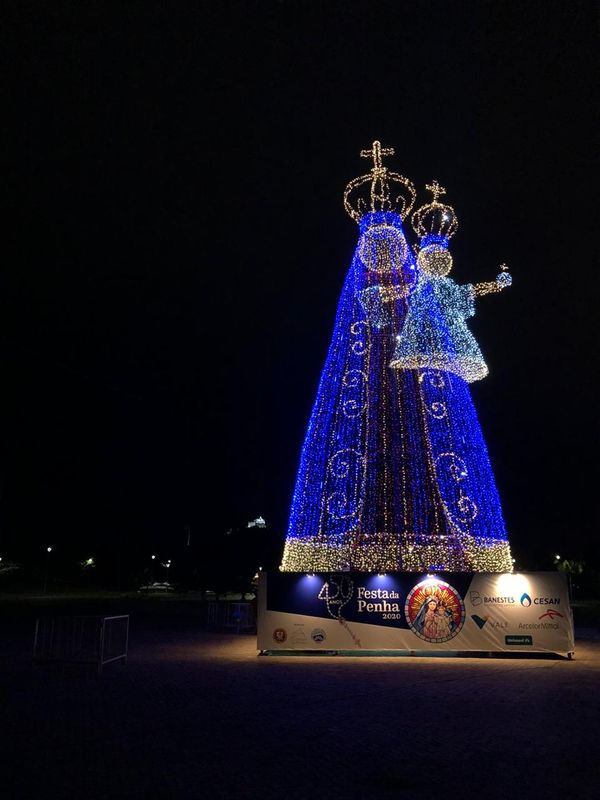 Nossa Senhora da Penha iluminada na Praça do Papa, em Vitória  por Diony Silva/TV Gazeta