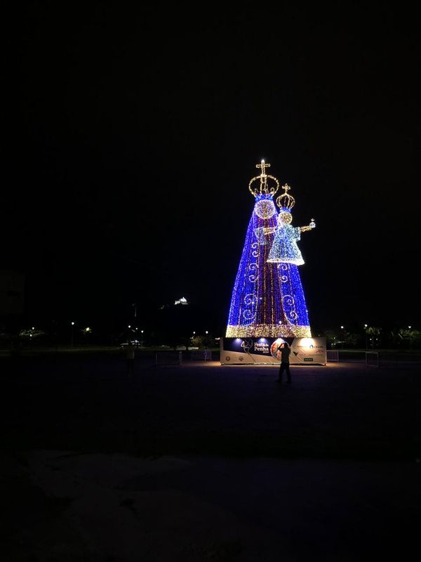 Nossa Senhora da Penha iluminada na Praça do Papa, em Vitória  por Diony Silva/TV Gazeta