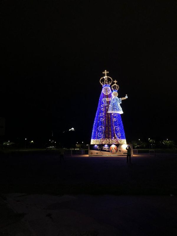 Nossa Senhora da Penha iluminada na Praça do Papa, em Vitória  por Diony Silva/TV Gazeta