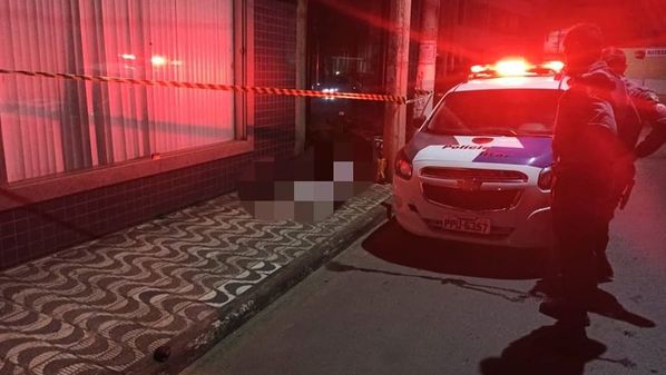A vítima, identificada pela polícia como Pedro de Souza Adão, foi encontrada caída no chão na Avenida Silvio Avidos