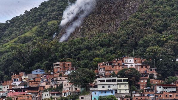 Fogo estava em local de difícil acesso. Segundo os responsáveis pela operação, ninguém ficou ferido na ocorrência