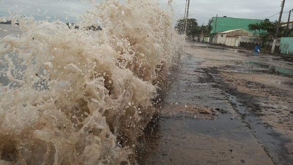 Em Anchieta, uma avenida precisou ser interditada. Já em Piúma, a força do mar agrava problemas de erosão