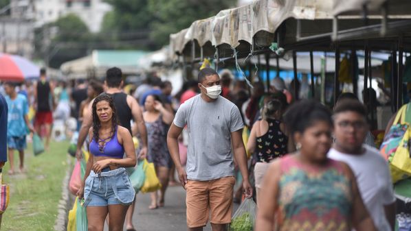 Mesmo com recomendação para que se mantenha o isolamento social, muita gente decidiu sair de casa para dar uma caminhada no calçadão ou para fazer compras na feira