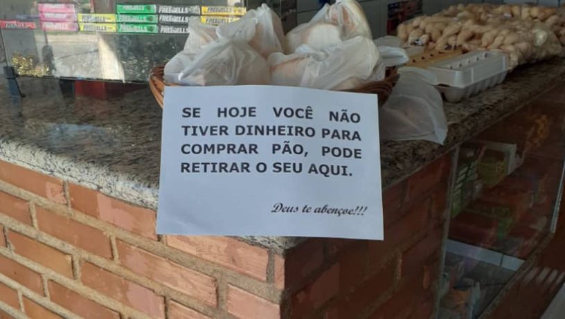 Gesto de gentileza: no balcão da padaria, pães são deixados em sacolas para que os mais necessitados se alimentem