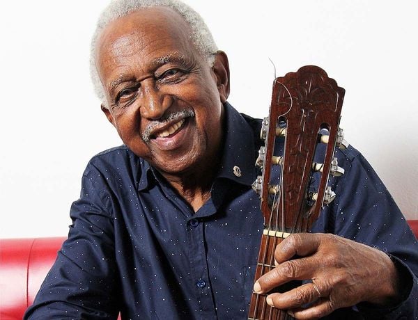 Aos 87 anos, Arnoldo Silva faz shows e ensina pessoas a tocar instrumentos, de graça 