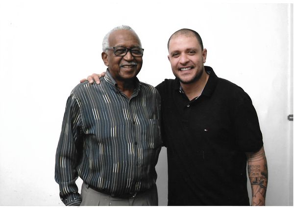 Arnoldo ao lado do sambista Diogo Nogueira