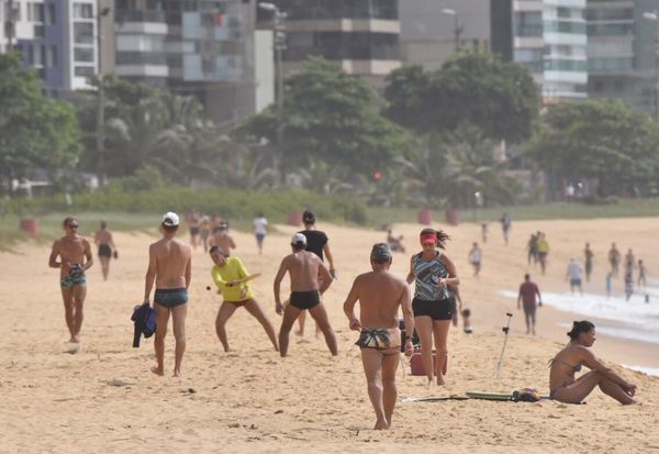 Ruas e praias da Grande ficam movimentadas mesmo com a orientação de quarentena por Vitor Jubini