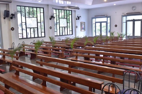 Dom Dario celebra missa do Domingo de Ramos sem fiéis na paróquia Bom Pastor, na Praia da Costa, em Vila Velha por Vitor Jubini